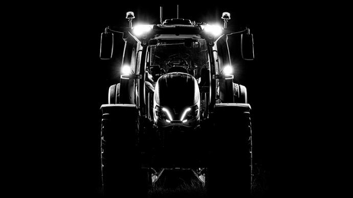 Tracteur Valtra phares allumés de nuit