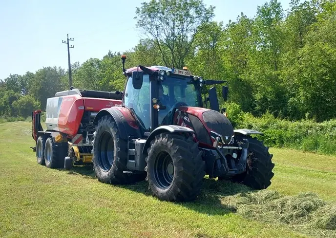 Tracteur Valtra au travail